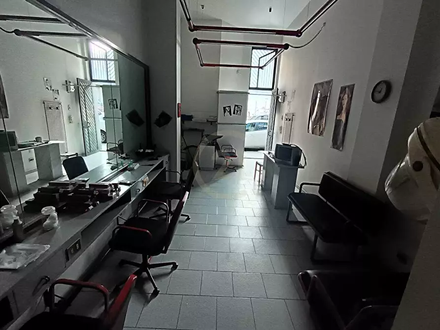 Immagine 17 di Attività commerciale in vendita  in Via Circumvallaz 250 a Paterno'