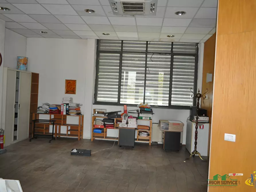 Immagine 21 di Locale commerciale in vendita  in Piazza Caduti di Superga a Parma