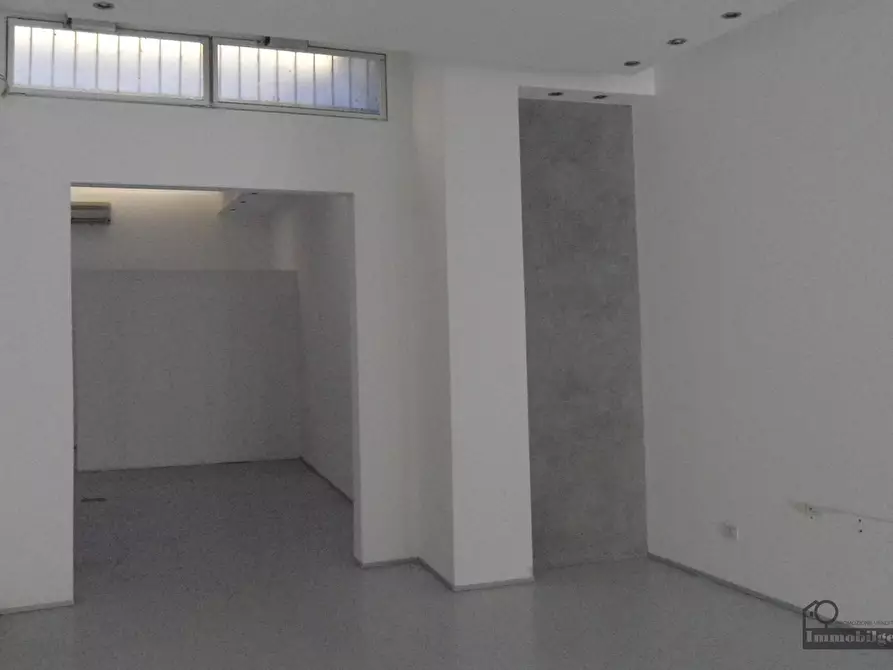 Immagine 14 di Locale commerciale in affitto  in Borgo Angelo Mazza 2 a Parma