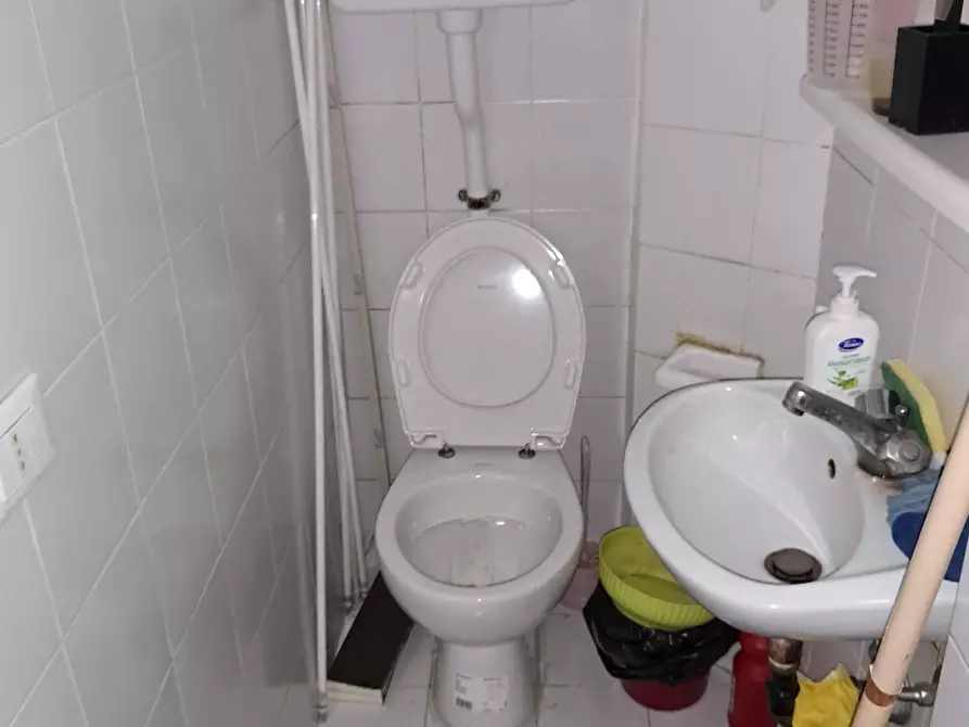 Immagine 15 di Locale commerciale in vendita  in Via Carlo Goldoni 5 a Parma