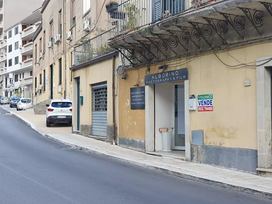 Immagine 5 di Locale commerciale in vendita  in C.SO UMBERTO I 448 a Modica