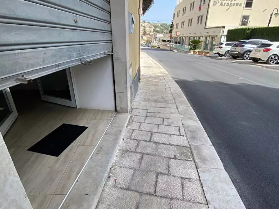 Immagine 13 di Locale commerciale in vendita  in C.SO UMBERTO I 448 a Modica
