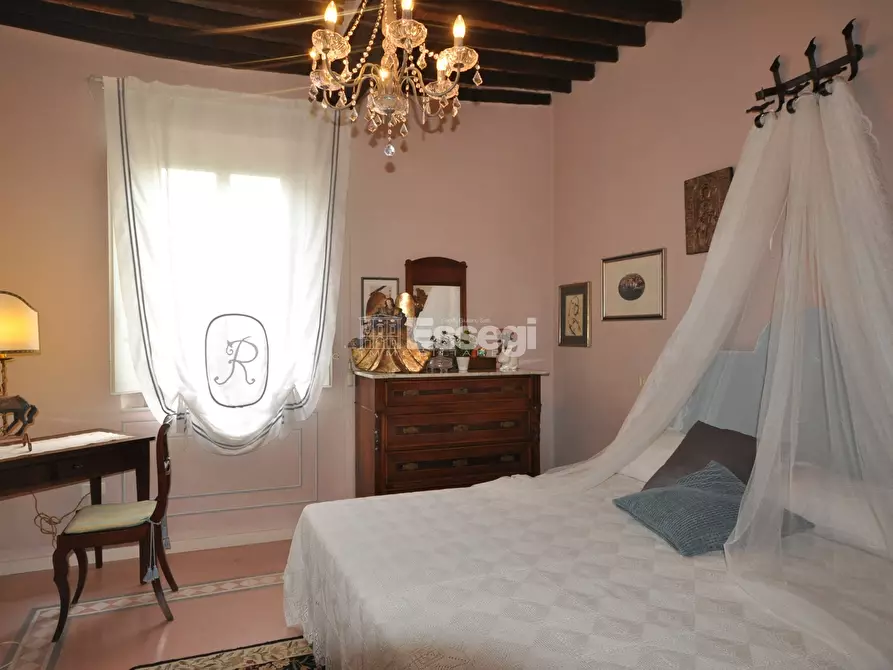 Immagine 17 di Villa in vendita  a Lucca