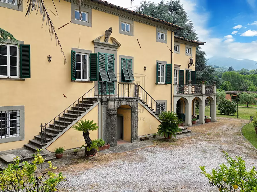 Immagine 1 di Villa in vendita  in Via dei Gambarini a Lucca