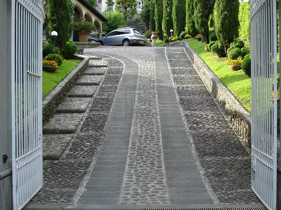 Immagine 9 di Villa in vendita  in Viale Umberto I' a Lucca