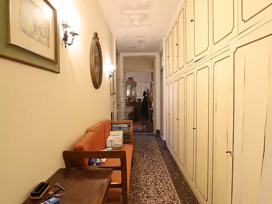 Immagine 11 di Appartamento in vendita  a Lucca