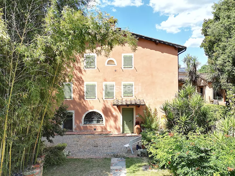 Immagine 10 di Villa in vendita  a Lucca