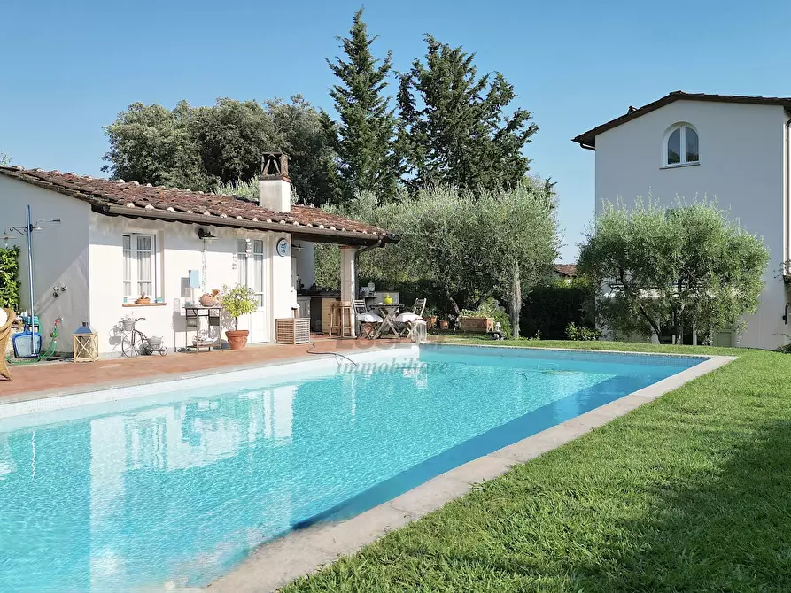 Immagine 2 di Rustico / casale in vendita  a Lucca