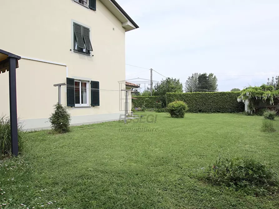 Immagine 4 di Villa in vendita  in Via dei Berti a Lucca
