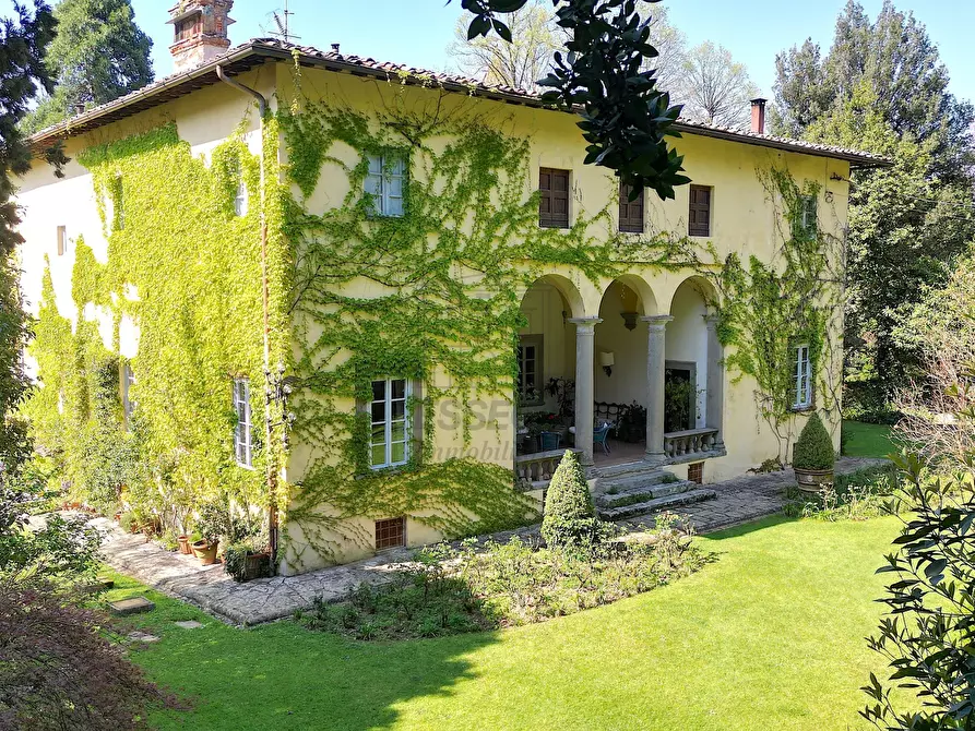 Immagine 1 di Villa in vendita  in Via di Vorno a Capannori