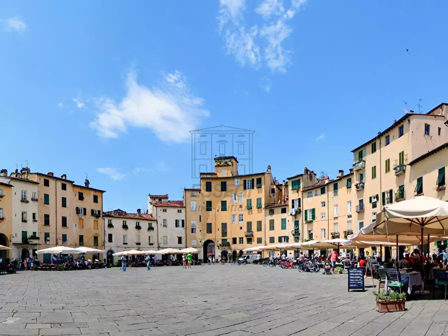 Immagine 1 di Attività commerciale in vendita  in Piazza Napoleone 32 a Lucca