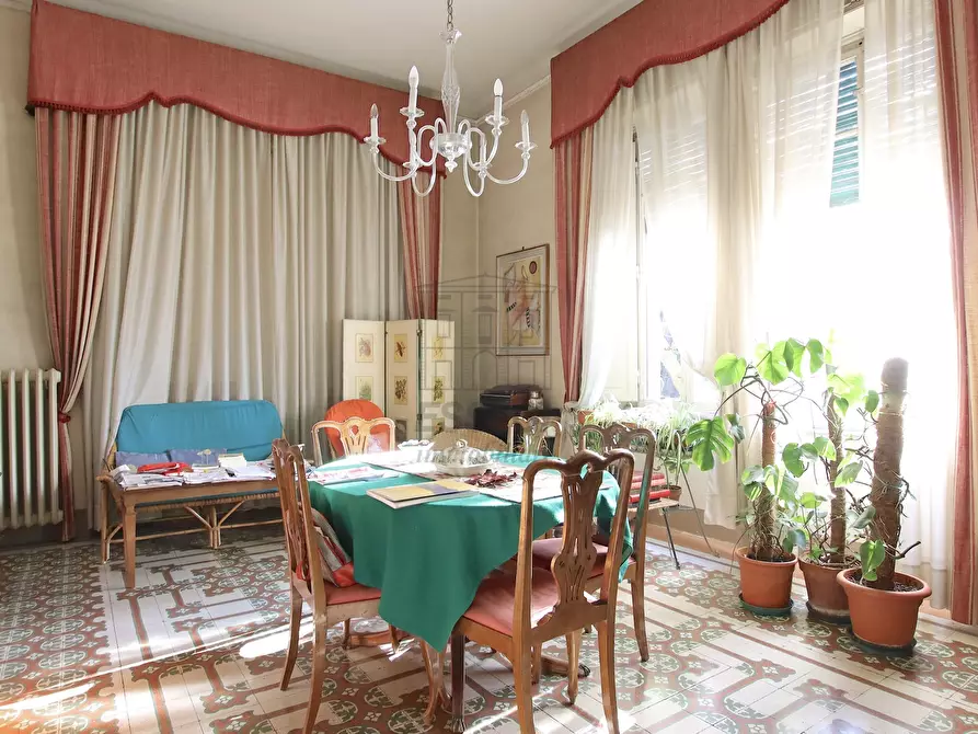 Immagine 1 di Villa in vendita  a Lucca