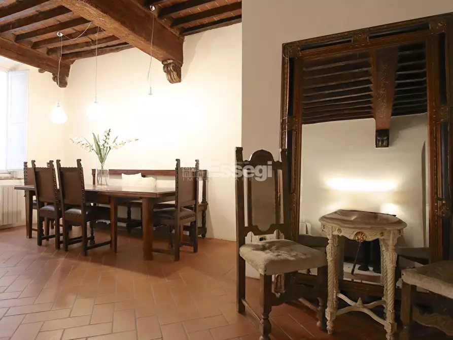 Immagine 11 di Appartamento in vendita  a Lucca