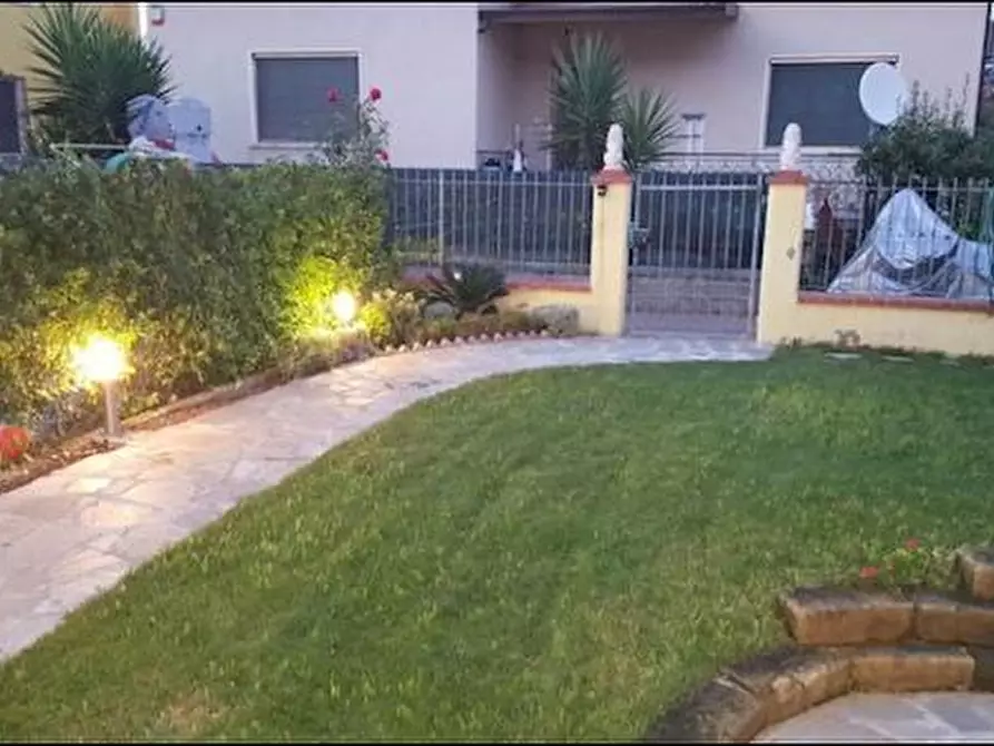 Immagine 1 di Casa semindipendente in vendita  a Sarzana