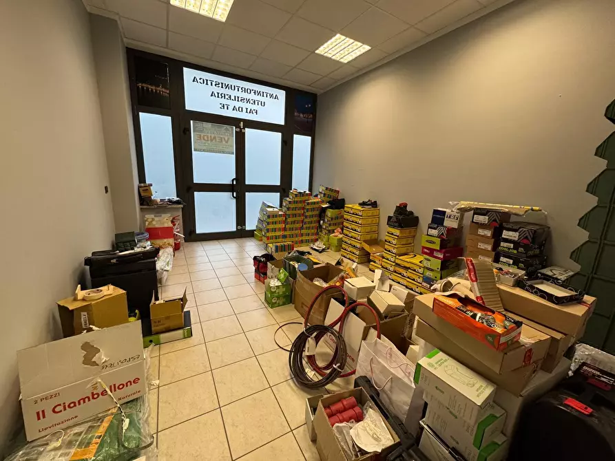Immagine 2 di Locale commerciale in vendita  a Aulla