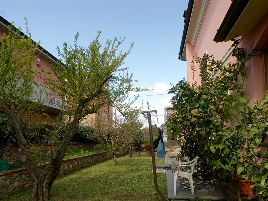 Immagine 4 di Villa in vendita  a Sarzana