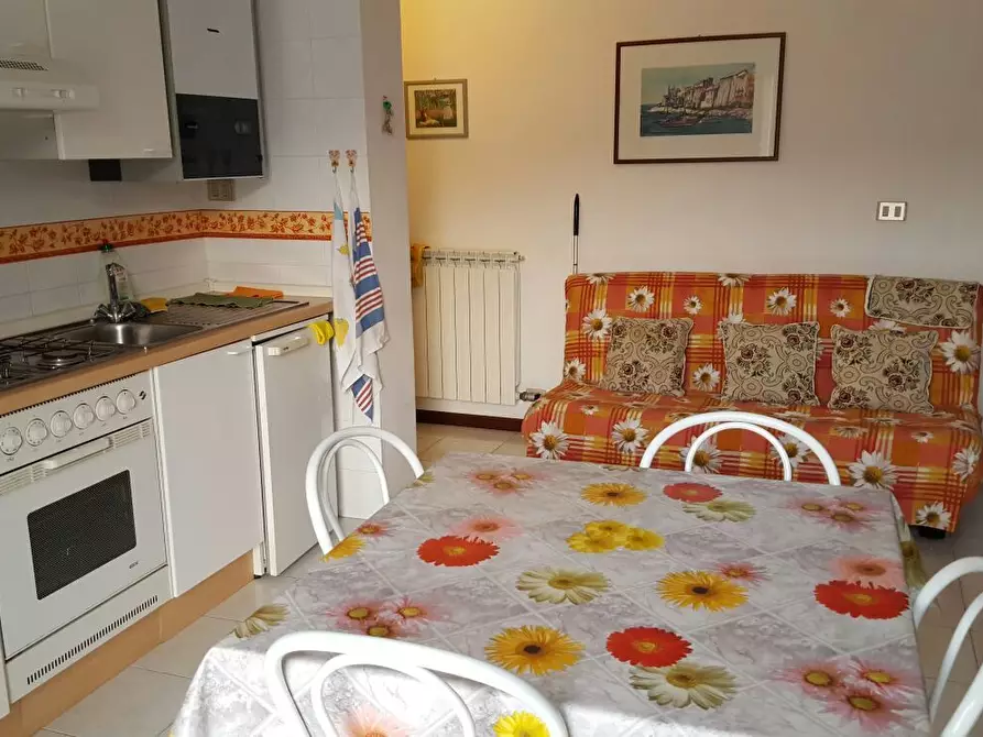 Immagine 1 di Bilocale in vendita  a Ameglia