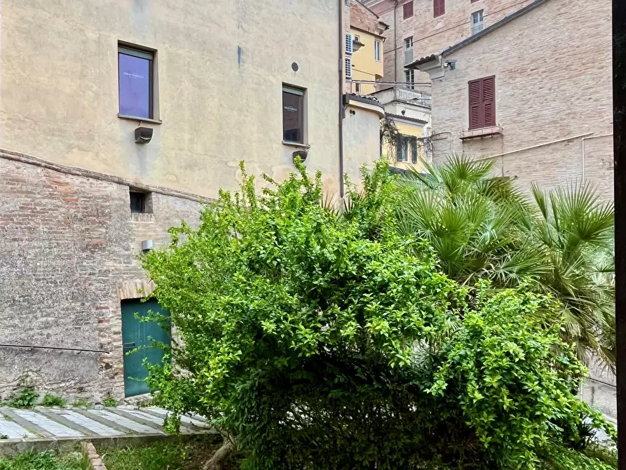 Immagine 4 di Locale commerciale in vendita  a Jesi