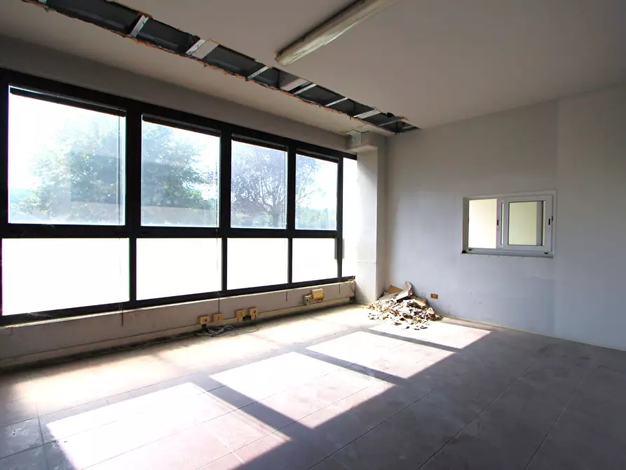 Immagine 8 di Showroom in affitto  in Via Muzza a Valsamoggia