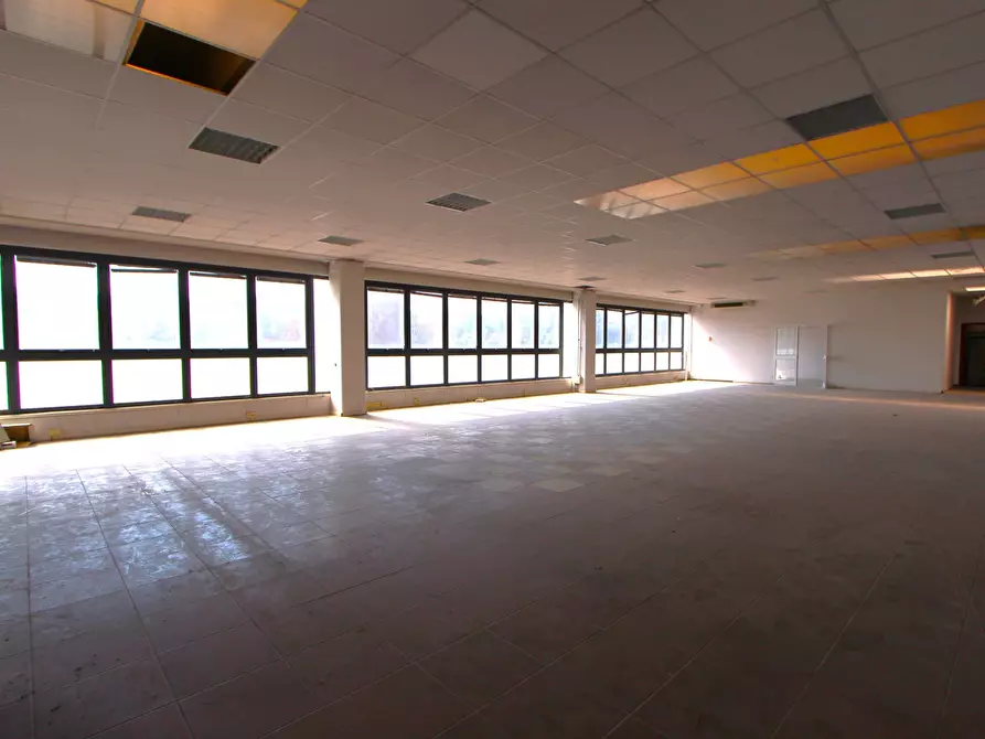 Immagine 11 di Showroom in affitto  in Via Muzza a Valsamoggia