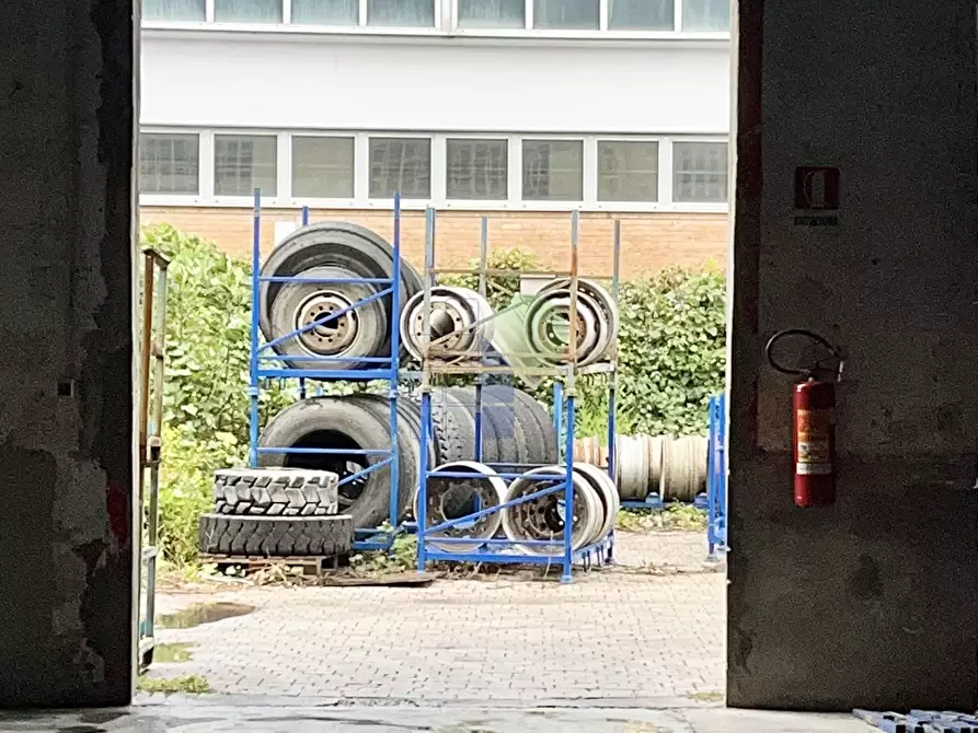 Immagine 11 di Capannone industriale in affitto  in Via Ugione 53 a Livorno