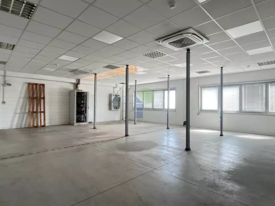 Immagine 39 di Attività artigianale in affitto  in Via  Cimarosa 55 a Livorno