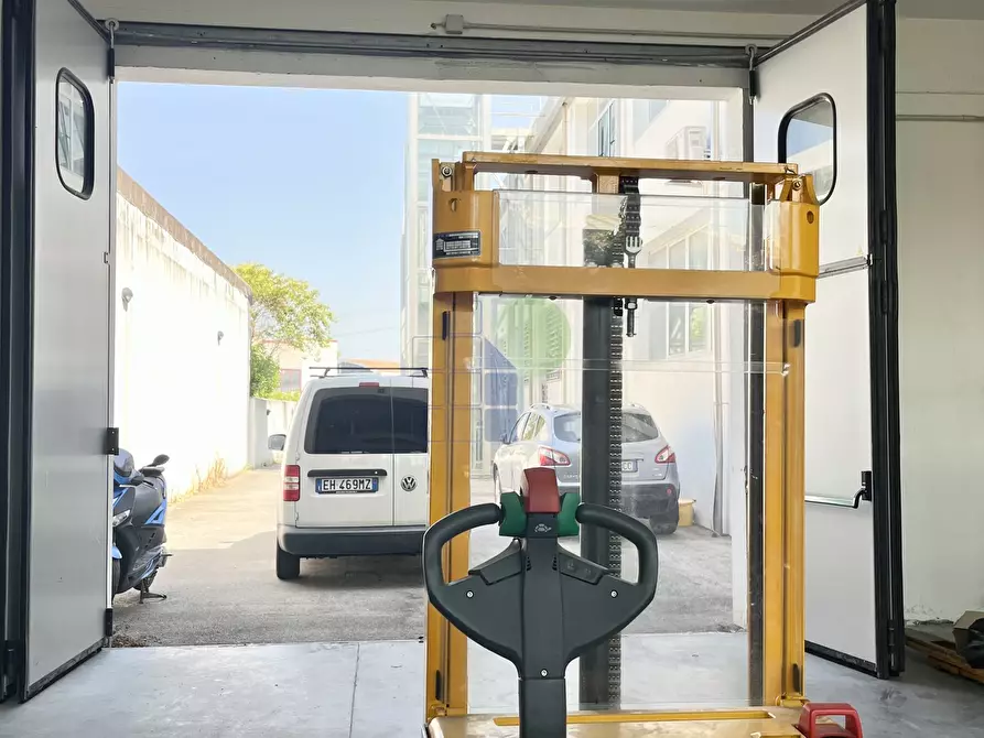 Immagine 5 di Attività artigianale in vendita  in Via Aurelio Nicolodi 46 a Livorno