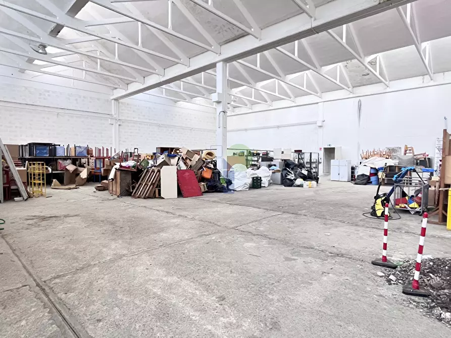 Immagine 1 di Attività artigianale in vendita  in Via Grotta delle Fate 89 a Livorno