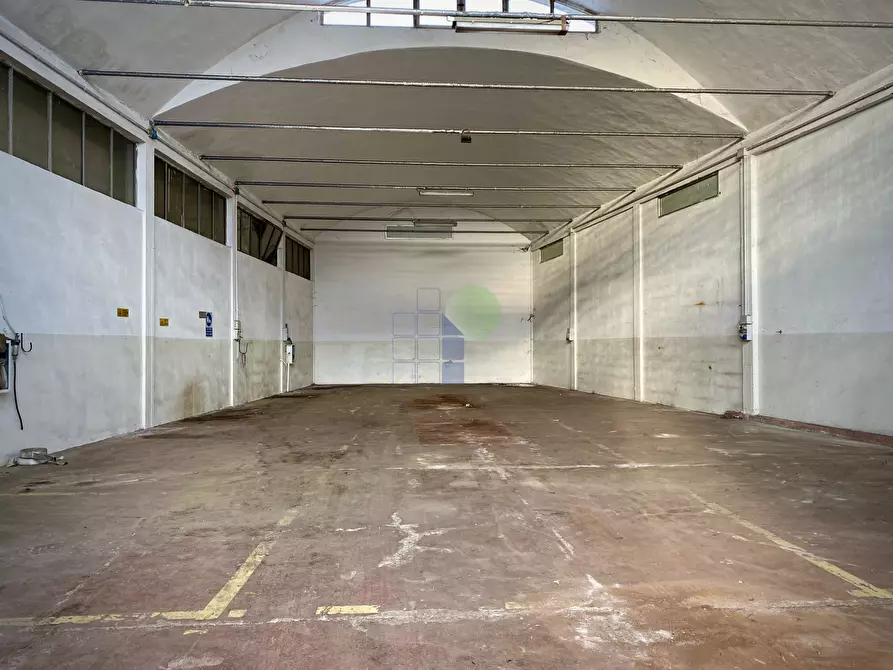 Immagine 1 di Attività artigianale in vendita  in Via Aurelio Nicolodi 45 a Livorno