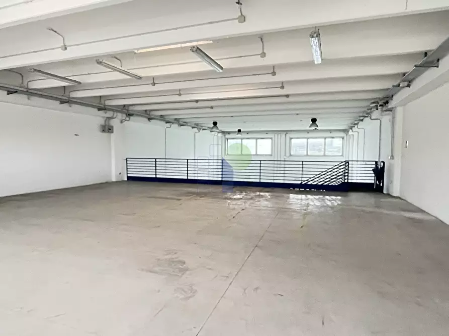 Immagine 14 di Attività artigianale in affitto  in Via Cimarosa 111 a Livorno