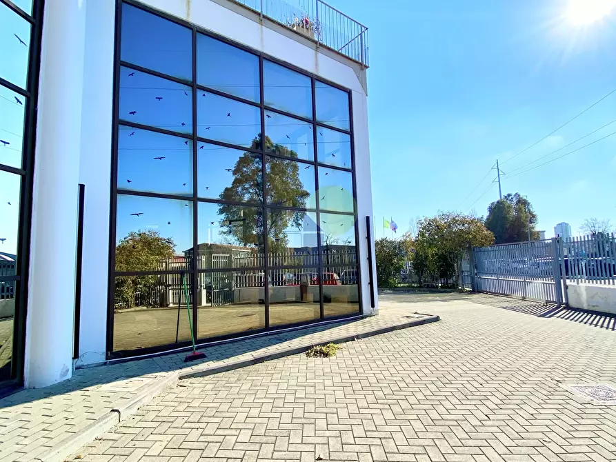 Immagine 12 di Attività artigianale in affitto  in Via dell' Artigianato 45 a Livorno