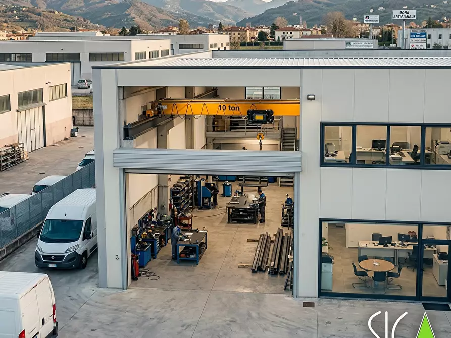 Immagine 2 di Capannone industriale in vendita  a Massa
