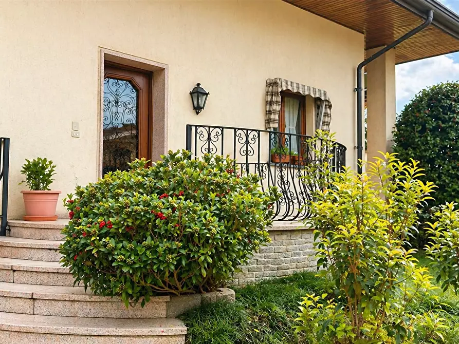 Immagine 2 di Villa in vendita  in Via Varallo Pombia 2 a Castelletto Sopra Ticino
