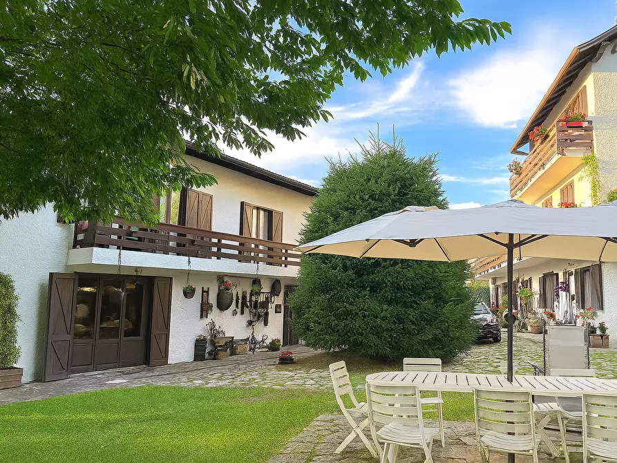 Immagine 1 di Villa in vendita  in Regione Cantarana 1 a Arona