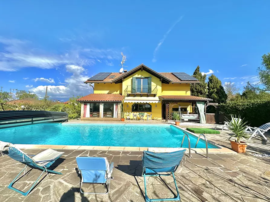 Immagine 1 di Villa in vendita  in Via Pascoli 1 a Agrate Conturbia