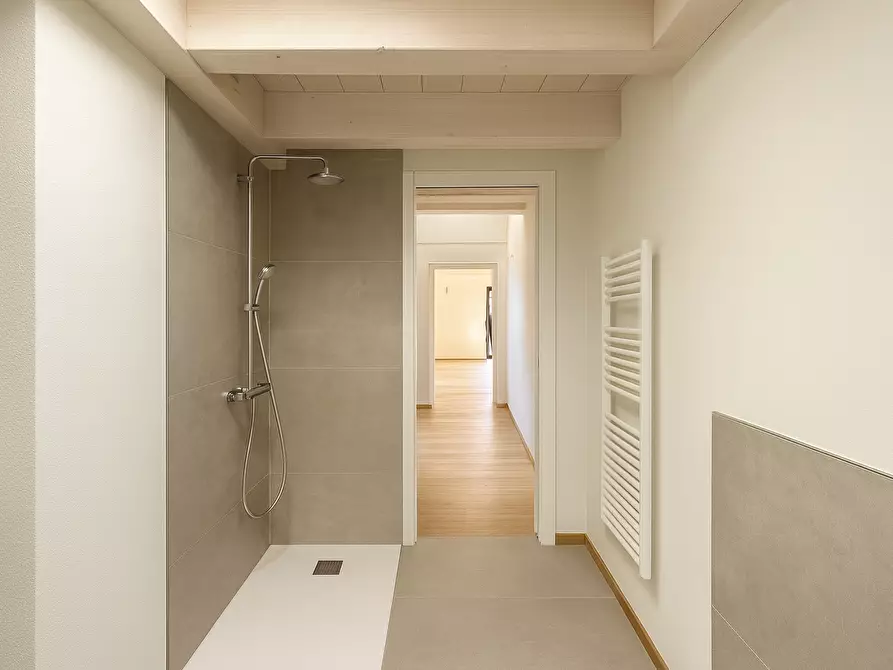 Immagine 11 di Quadrilocale in vendita  in Via Mazzini 1 a Meina