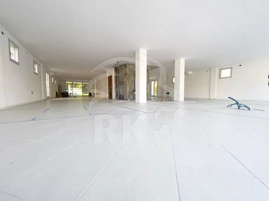 Immagine 7 di Locale commerciale in vendita  in Viale Cinque Martiri 12 a Mirandola