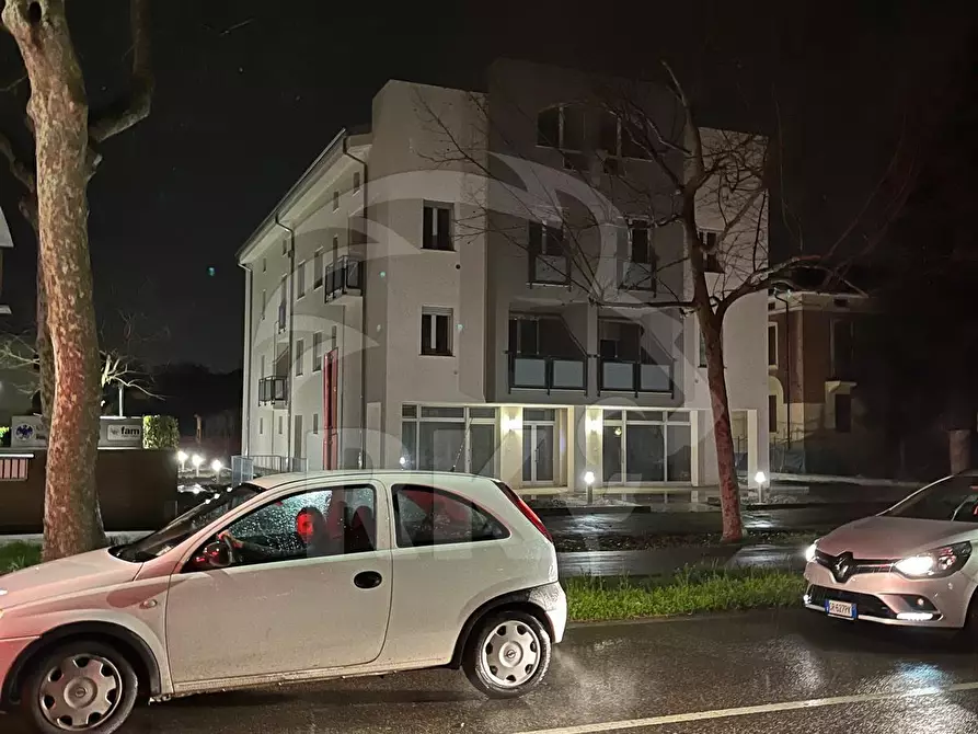 Immagine 3 di Locale commerciale in vendita  in Viale Cinque Martiri 12 a Mirandola