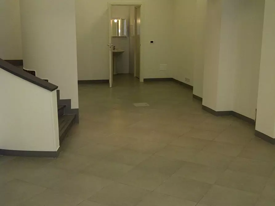 Immagine 1 di Locale commerciale in affitto  in Via Petroni 1/B a Bologna