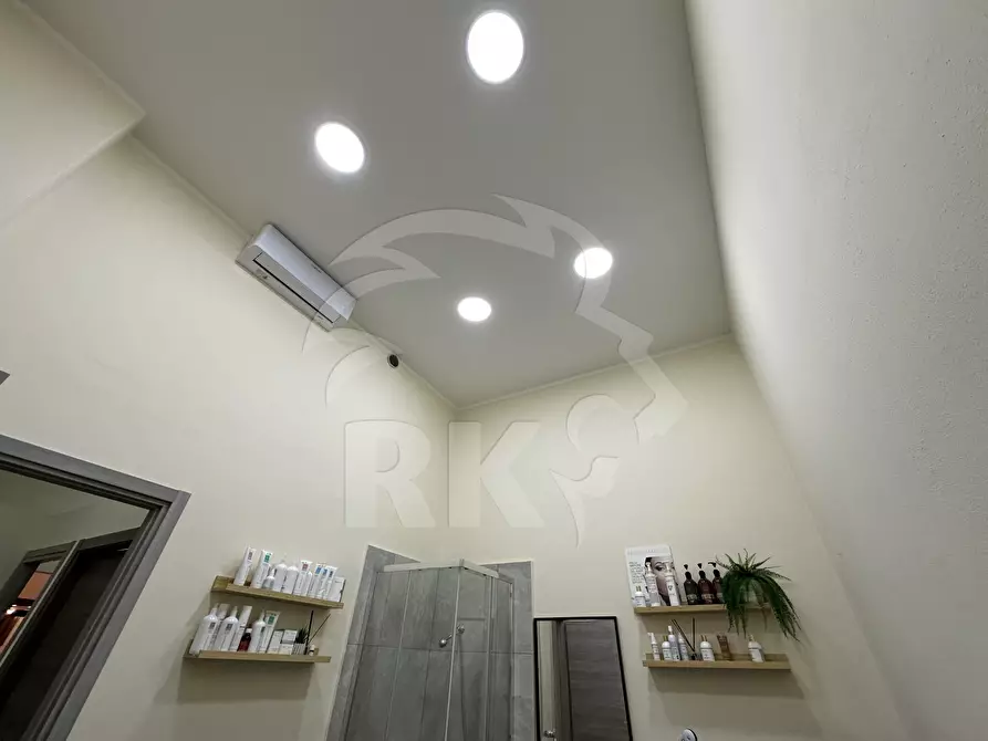 Immagine 18 di Locale commerciale in affitto  in Via Riva di Reno 56 a Bologna