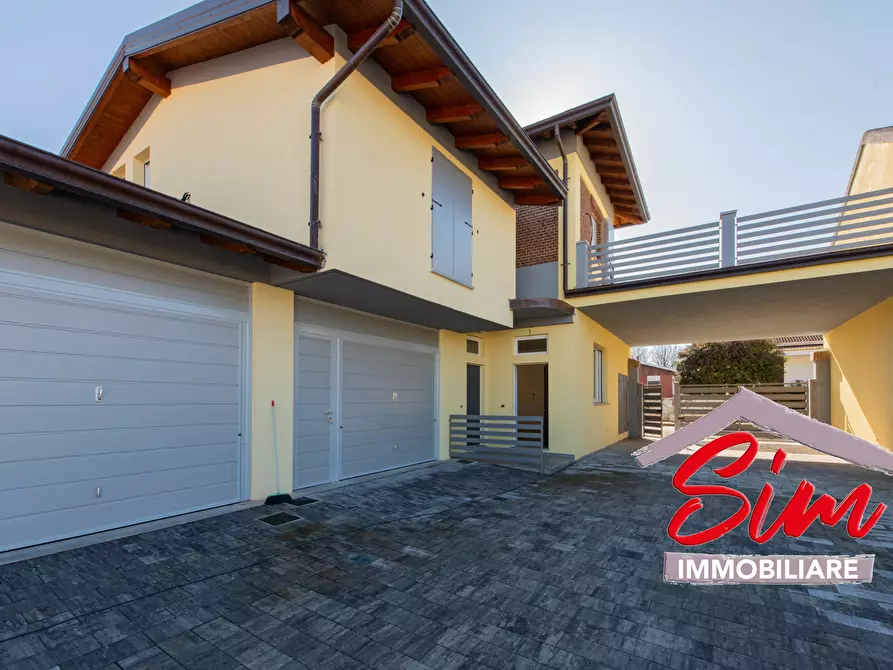 Immagine 1 di Villa in vendita  in Viale Roma sn a Casaleggio Novara