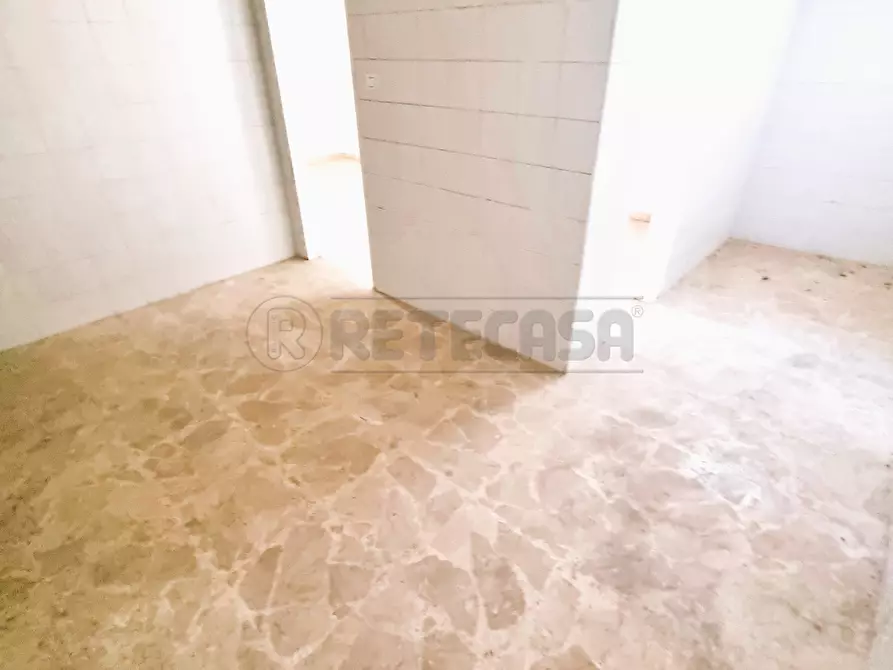 Immagine 13 di Locale commerciale in vendita  a Pescara