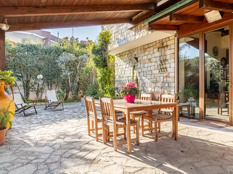 Immagine 1 di Casa bifamiliare in vendita  in Via Mediterraneo 8 a Bisceglie