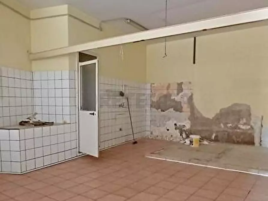 Immagine 9 di Locale commerciale in affitto  a Marcianise