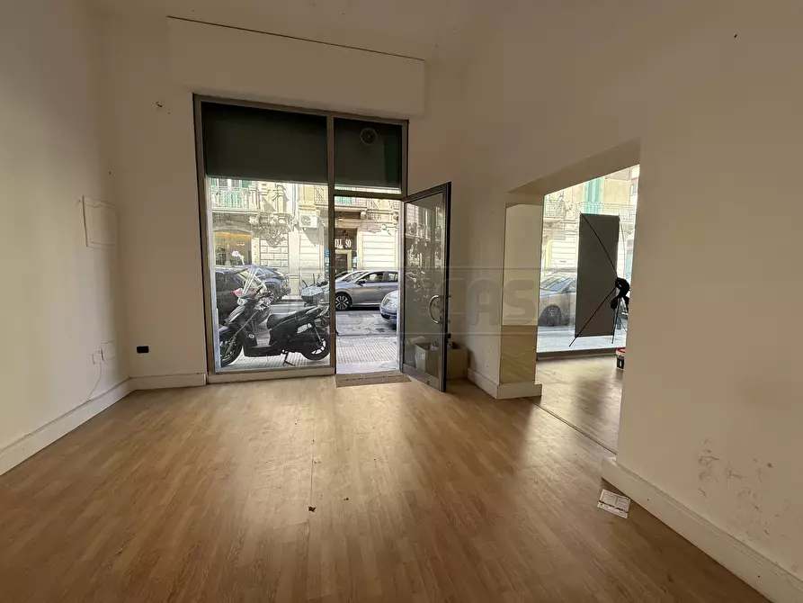 Immagine 9 di Locale commerciale in affitto  in Via dei Mille 85-87 a Messina