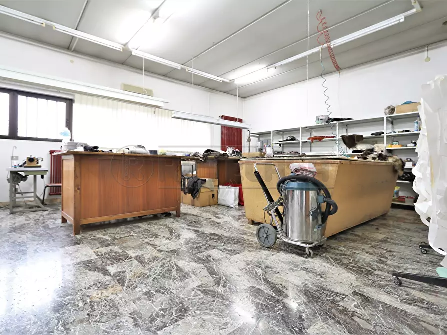 Immagine 20 di Locale commerciale in affitto  a Torri Di Quartesolo
