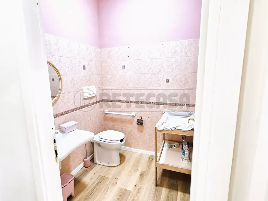 Immagine 2 di Locale commerciale in vendita  in Via Tirino 179 a Pescara