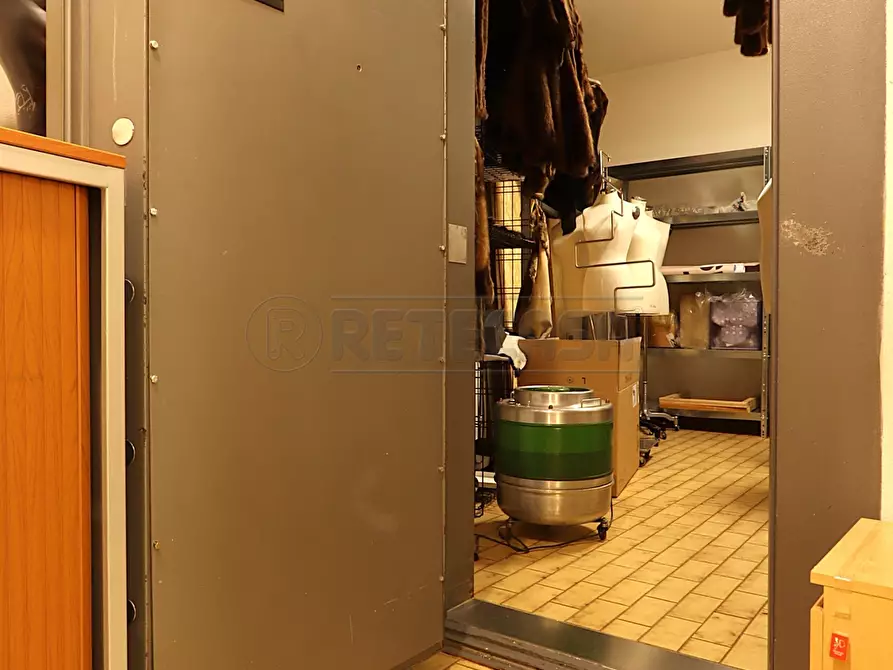 Immagine 11 di Locale commerciale in affitto  a Camisano Vicentino