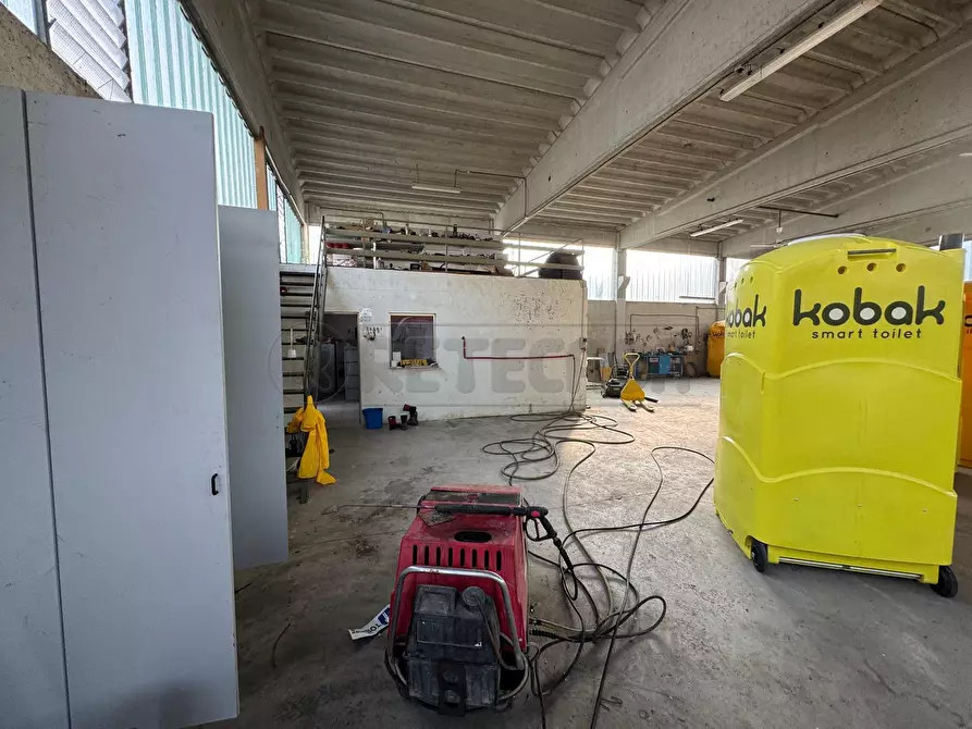 Immagine 8 di Attività artigianale in affitto  a Arcugnano