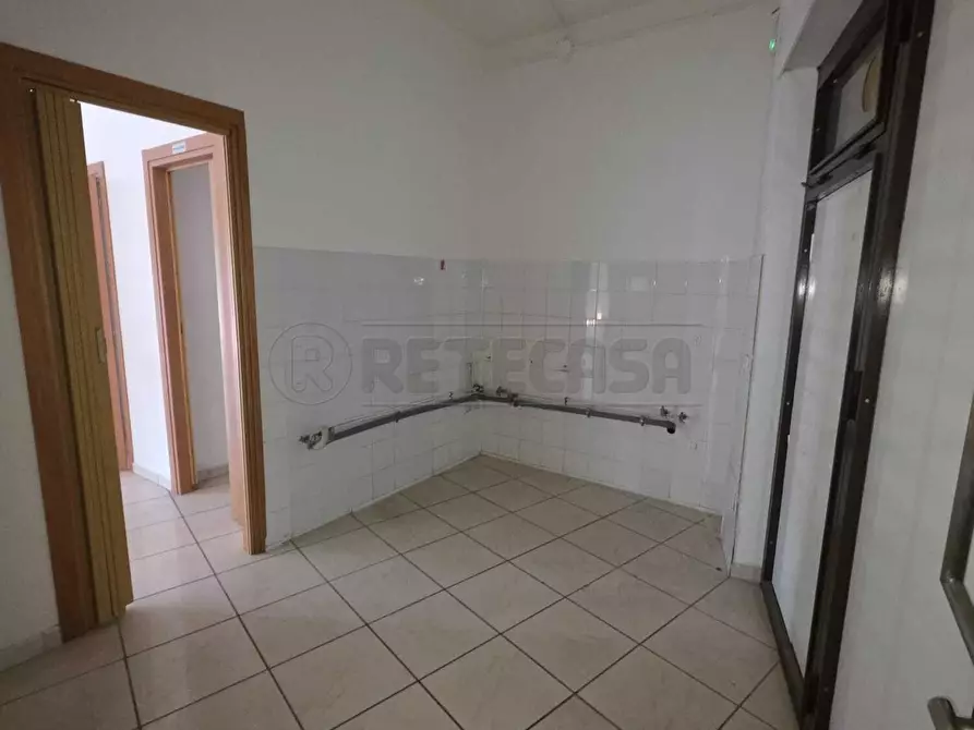 Immagine 5 di Locale commerciale in affitto  a Mercato San Severino